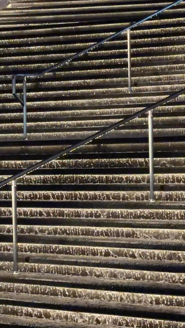 ☔️一部30秒心情會變好的影片💖
.
蔡康永說：
『人生最重要的不是快樂，而是平靜。
如果希望人生每一秒都快樂，
這個快樂最後會變得沒有意義。
不用常常假裝快樂，平靜才是一股持久的力量。』
.
.
.
在資訊量過載的時代，
網路上的吵吵鬧鬧有時讓我們的心也好喧囂，
其實隨時都可以按下暫停與靜音鍵，
傾聽自己內心的聲音。
.
我不喜歡隨波逐流，不喜歡盲目起鬨
哪怕站在多數人對面，需要更大的勇氣
我都想踏實地找到自己內心的答案
我相信或是不相信，喜歡或是不喜歡
我有自己的理由，即便最後證明我是錯的
我也願意承認自己的判斷曾經錯誤。
.
.
.
最近剛好有幾件事，都是朋友聊到的時候
問我當時怎麼就會做跟大多數人不同的選擇
而如今看起來，我的選擇是少數卻是正確的
時隔幾年法院判決出來，才還當事人清白
然而吵吵鬧鬧的風頭已過去，感慨的是
很多時候就算遲來的正義，
也無論如何都彌補不了那些傷害了。
.
我相信每件事都有很多面向
世界上各式各樣的事，都很難去狹義的定義對錯
即便是交給司法，司法終究也是人定出來的
不同立場有不同聲音，不同族群有不同利益
因此就只能每個人去悉心地衡量心中的那把尺
去客觀地了解不同面向後，做出自己的裁決
明白匿名的聲音也是重量，明白選擇都有代價
.
.
.
我很慶幸，活到這個年紀還沒有對世界失望
或許默默看透了許多人性、手段與操弄
卻依然能夠擇善固執地擇己所愛，愛己所擇
所以一直能夠平靜且幸福的生活著，
不被外界雜音干擾迷失，在這個時代
是一件特別難得的事情吧。
.
.
.
#下雨 #台北大巨蛋 #平靜